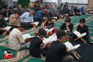 محفل انس با قرآن همراه با نشست بصیرتی و جهاد تبیین در روستای چناربن هزارجریب نکا برگزار شد