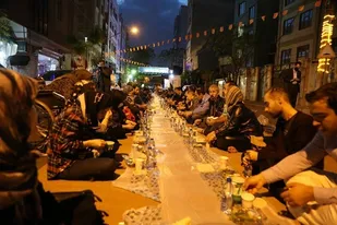 طولانی ترین سفره افطاری ساده پایتخت در منطقه ۱۰
