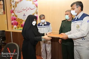 به مناسبت هفته عفاف و حجاب، تعدادی از بانوان شاغل در پایانه نفتی خارگ تجلیل شدند