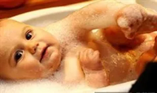 حمام کردن صحیح نوزاد از عفونت بندناف جلوگیری می&zwnj;کند