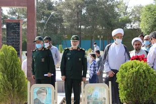 غباروبی وعطرافشانی قبور شهدا توسط رزمندگان لشکر 14 امام حسین(علیه السلام)