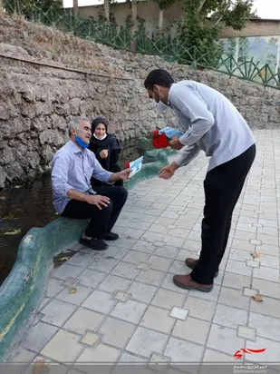 اهدای گل توسط بسیجیان پایگاه حضرت باقر العلوم بروجرد به مردم