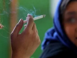 عدم پایبندی به اصول اخلاقی عامل اصلی گرایش دختران به مصرف سیگار