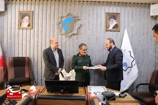اهداء لوح یادبود نشان برتر جشنواره مالک اشتر