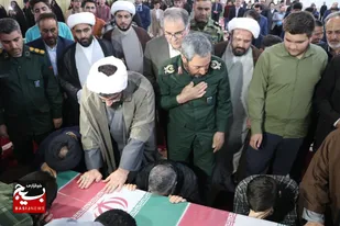 برگزاری محفل انس با قرآن کریم  در کنار پیکر مطهر شهید گمنام در زنجان