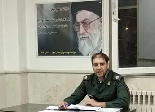 جوان انقلابی با نهایت تلاش در برابر دشمن مقاومت می کند
