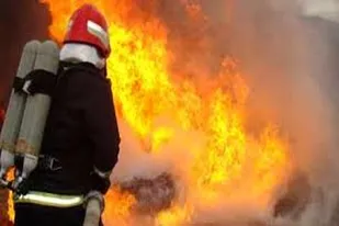 آتش&zwnj;سوزی گسترده در انبار علوفه روستای بابارئیس ملایر مهار شد
