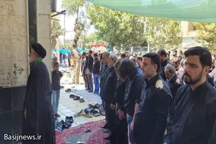 نماز ظهر عاشورا با حضور عزاداران حسینی در ملایر برگزار شد