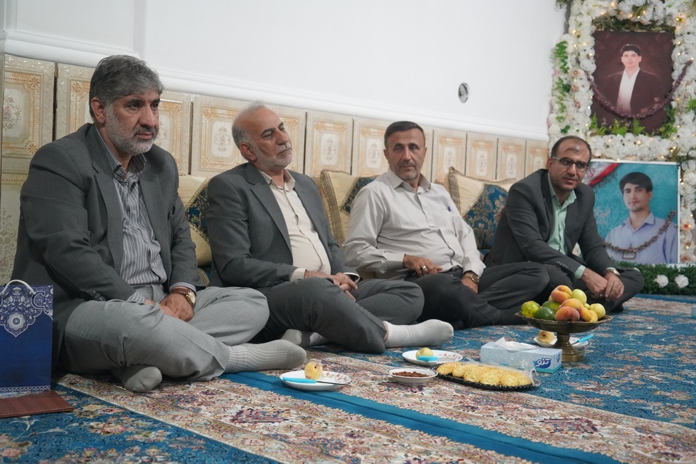 تجلیل مدیرعامل صندوق ذخیره بسیجیان کشور از خانواده شهدا در یاسوج