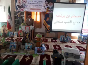 امام خمینی به پشتوانه ملت در مقابل شرق و غرب ایستاد