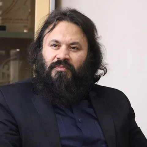 سرخ پوستِ کابویِ وحشیِ آدمکش،
ما را عصر حجری میخواند