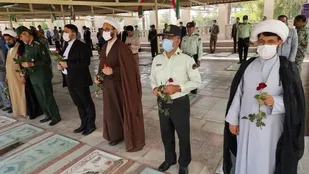 قبور مطهر گلزار شهدای زرند غبار روبی و عطر افشانی شد