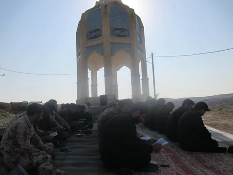 قرائت زیارت عاشور در جوار گلزار شهداء گمنام شهر راز