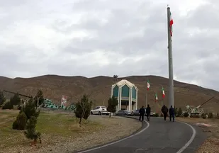 زیارت مقبره شهدای کن در همایش کوهپیمایی کارکنان سپاه حضرت سیدالشهدا(ع)