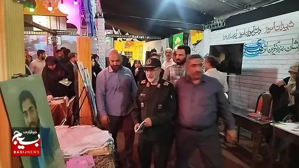 بازدیدسردارآزادی از نمایشگاه روایت پرچمداران