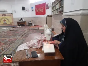 اجرای طرح ترویجی حوزه عفاف و حجاب با توزیع چادر نماز توسط پایگاه حکیمه خاتون قم