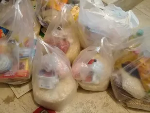 توزیع ۱۲۰ کیلوگرم گوشت مرغ و غذای گرم بین نیارمندان سمنان