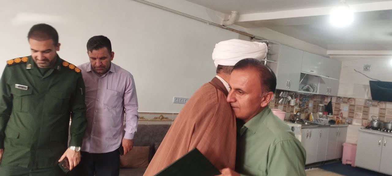 دیدار و تجلیل مسئول دفتر نمایندگی ولی فقیه در سپاه فتح از خانواده شهدا در یاسوج
