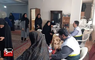 حضور تیم درمانی تامین اجتماعی استان در منطقه محمد شهر و ارائه خدمات درمانی رایگان به مردم