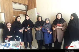 اهدای گُل به کارکنان محجبه ادارات شهرستان بهار