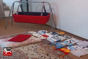 تهیه کمک سیسمونی برای خانواده نیازمند به همت پایگاه حضرت سکینه(س) صالح&zwnj;آباد