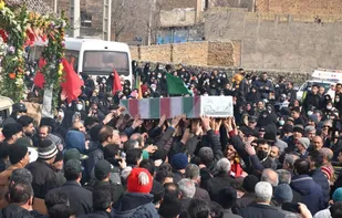 تشییع باشکوه شهید گمنام بر روی دستان مردم شهیدپرور اراک