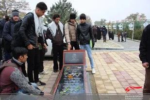 غبارروبی مزار شهدای همدان با حضور دانشجویان دانشگاه شهید جباریان همدان