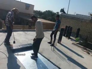 ایزوگام کردن سقف یکی از مسجد آبادان توسط جهادگران