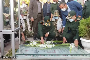 حضور سردار سلیمانی در گلزار شهدای کرمان