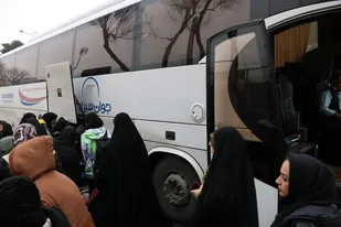 مراسم اعزام اردوی راهیان نور دانش آموزان دختر در شاهین شهر