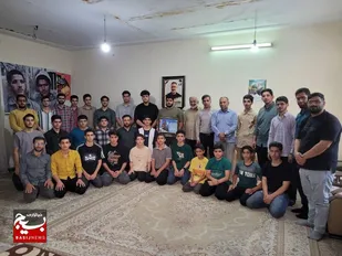 استفاده از فرصت باقیمانده برای گفتگو با خانواده شهدا؛ دیدار فعالان پایگاه شهید آوینی با خانواده شهید &laquo;راه ولایت&raquo;