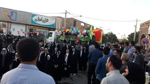 به مناسبت دهه ولایت کاروان شادی و آذین بندی شهر بادرود توسط پایوران و بسیجیان گردان119امام حسین(علیه السلام) انجام شد