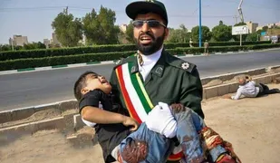 پیراهن کودک شهید در نمایشگاه اقتدار چهل