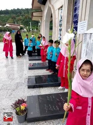 دانش آموزان عباس آبادی مزار شهدا را گلباران کردند