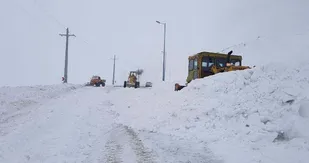 برف و کولاک راه ارتباطی ۵۰ روستای آذربایجان شرقی را بست