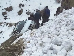 راهداران استان قزوین مسافران سه خودروی گرفتار بهمن را نجات دادند