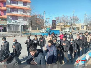 حرکت دسته های عزاداری فاطمی در شهر فرمهین+تصاویر