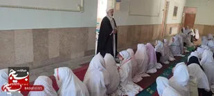 مراسم نماز جماعت و بیان احکام در وردنجان