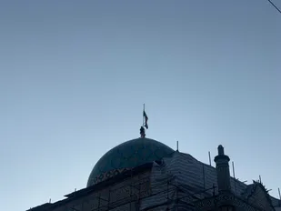 آغاز تعویض پرچم سیاه و اهتزاز پرچم سبز حرم شاهزاده حسین(ع) قزوین