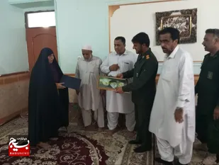 ديدار فرمانده ناحیه مقاومت بسیج سپاه نیکشهر با خانواده مرحوم پاسدار مرادبخش درزاده به مناسبت هفته دفاع مقدس