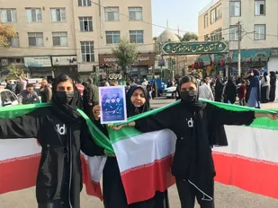 حضور مادر شهیدعلی اصغر قورت&nbsp;بیگلو&nbsp; در راهپیمایی محکومیت حمله تروریستی حرم شاهچراغ(ع)