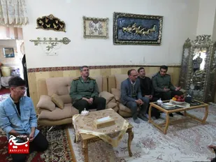 فرمانده سپاه تکاب با خانواده شهدای این شهرستان دیدار کرد