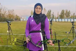 لیلا شجاعی از باشگاه مقاومت در جمع ملی&zwnj;پوشان تیراندازی با کمان