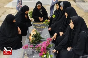 بمناسبت هفته بسیج مزار شهدا در بندر ریگ گناوه غبارروبی شد