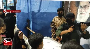 کلاس آموزشی اسلحه شناسی با حضور پربار خواهران و برادران انقلابی با هدف نحوه باز و بسته کردن سلاح، نشانه گیری و  تیراندازی در زمان بحران (جنگ)