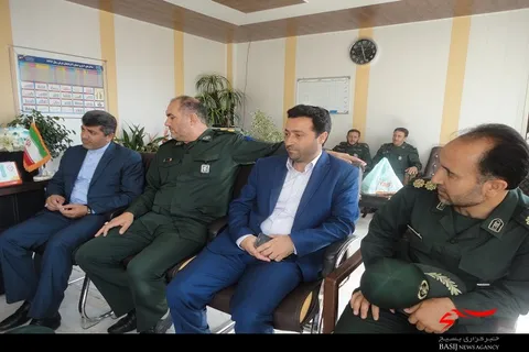 مسئولان در خدمات رسانی به مردم رقابت کنند