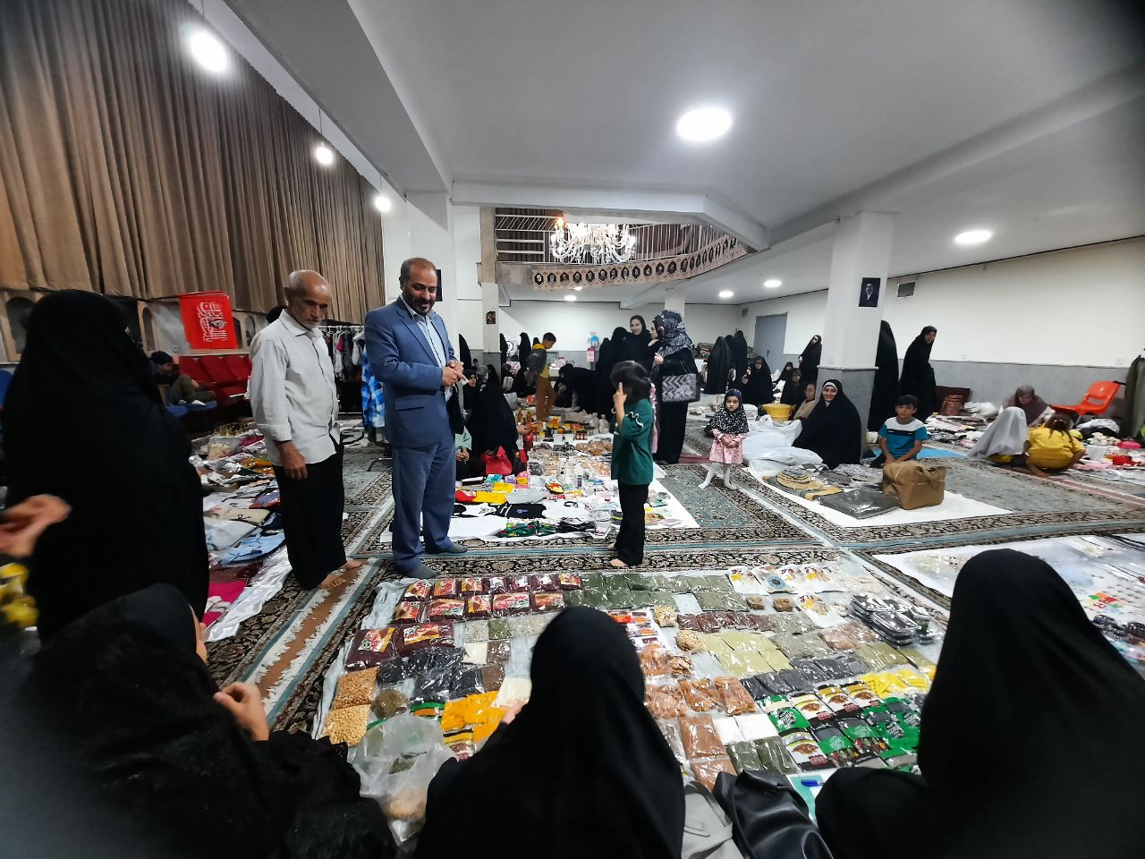 برپایی بازارچه اقتصاد مقاومتی بانوان کارآفرین در منطقه طلاب مشهد 