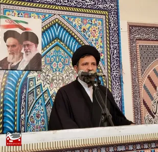 دشمن تمام توان خود را برای خارج کردن امت از عرصه و صحنه انقلاب به کار گرفته است