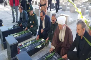 غبارروبی و عطرافشانی گلزار شهدای اسدآباد به مناسبت هفته دفاع مقدس