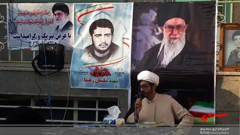 تکریم خانواده شهید سلیمان رهنما در برنامه یک شهید یک محله ساوه